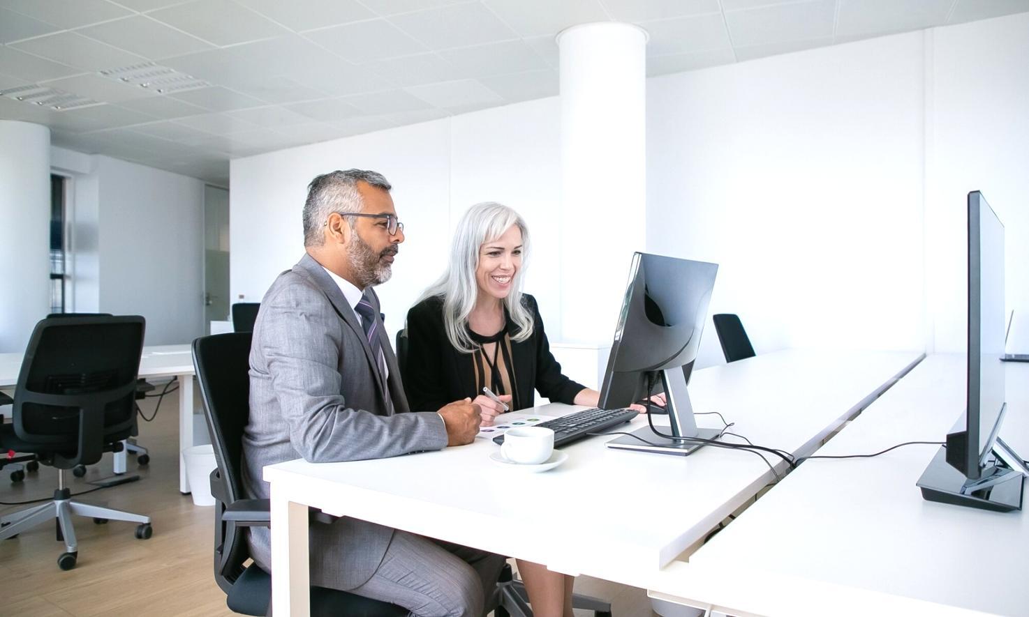Finanzanalyse und Datenmodellierung im Büro