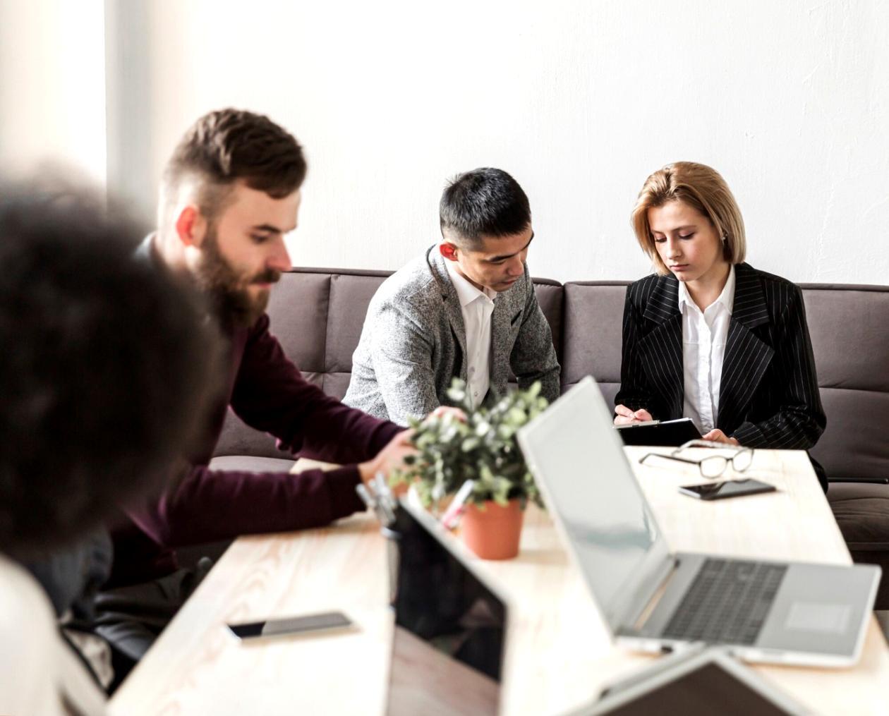 Strategische Planungssitzung mit Datenanalyse